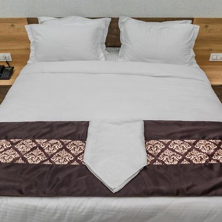 Meridian Hotel & Banquet Surat Eksteriør billede