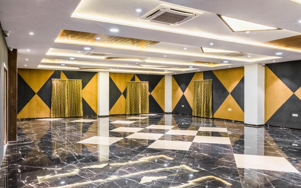 Meridian Hotel & Banquet Surat Eksteriør billede